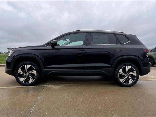 Deep Black Pearl 2026 Volkswagen Taos 1.5T SE