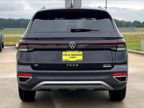 Deep Black Pearl 2026 Volkswagen Taos 1.5T SE