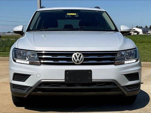White Silver Metallic 2018 Volkswagen Tiguan 2.0T SE