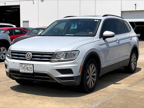 White Silver Metallic 2018 Volkswagen Tiguan 2.0T SE