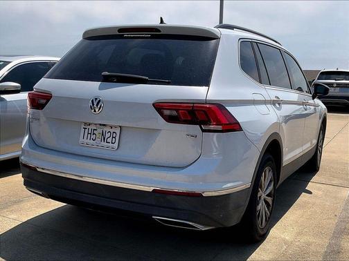 White Silver Metallic 2018 Volkswagen Tiguan 2.0T SE