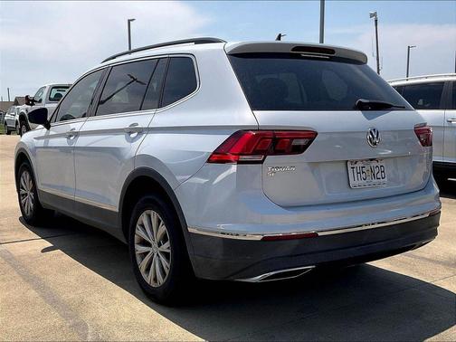 White Silver Metallic 2018 Volkswagen Tiguan 2.0T SE