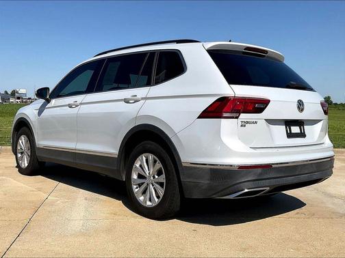 White Silver Metallic 2018 Volkswagen Tiguan 2.0T SE