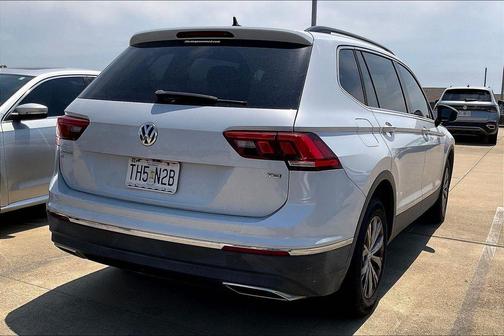 White Silver Metallic 2018 Volkswagen Tiguan 2.0T SE