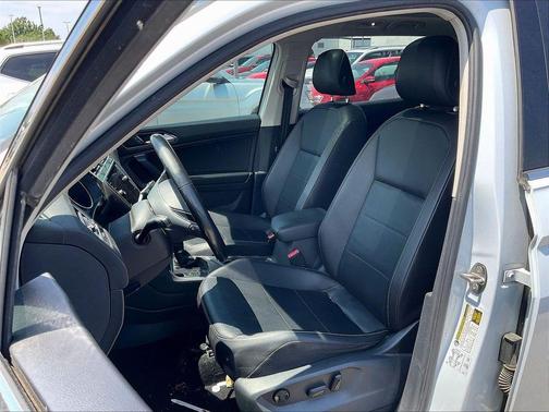 White Silver Metallic 2018 Volkswagen Tiguan 2.0T SE