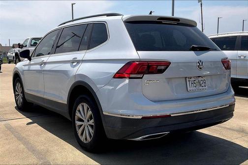 White Silver Metallic 2018 Volkswagen Tiguan 2.0T SE