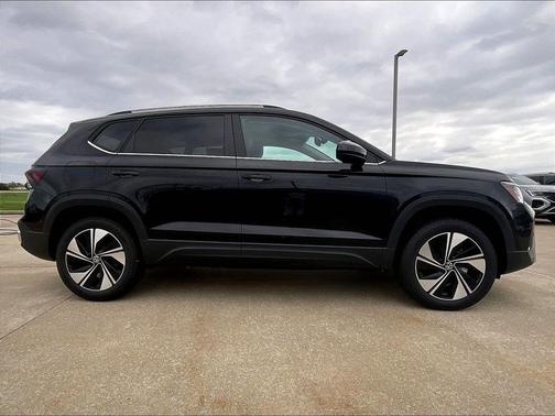 Deep Black Pearl Effect 2026 Volkswagen Taos 1.5T SE