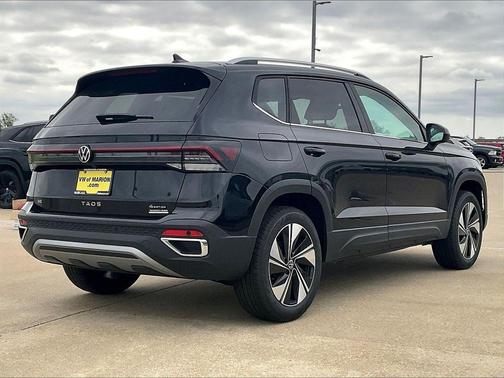 Deep Black Pearl Effect 2026 Volkswagen Taos 1.5T SE