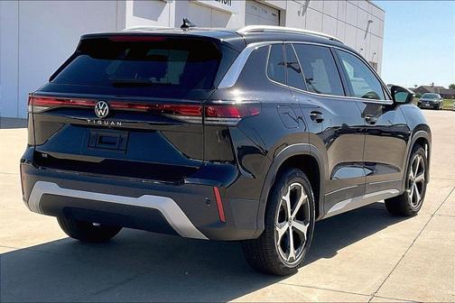 Deep Black Pearl 2026 Volkswagen Tiguan 2.0T SE