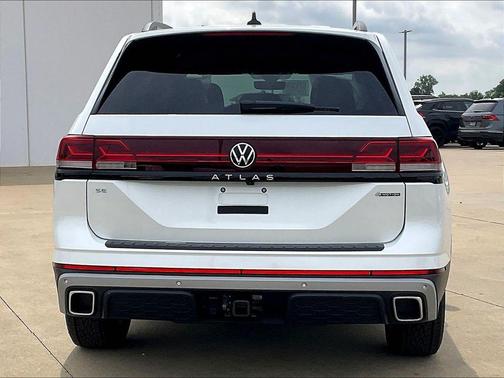 Opal White Pearl 2026 Volkswagen Atlas 2.0T Peak Edition