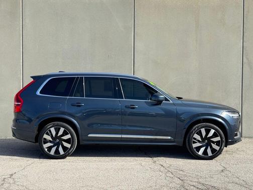 2023 Volvo XC90 Recharge Plug-In Hybrid T8 Ultimate Bright Theme 7-Seater