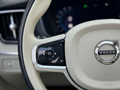 2022 Volvo XC60 B5 Inscription