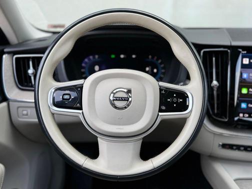 2022 Volvo XC60 B5 Inscription