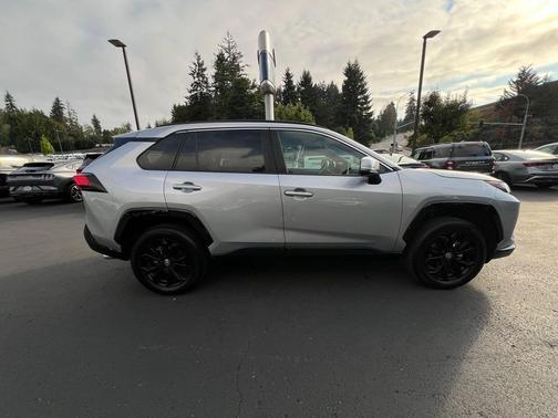 2023 Toyota RAV4 Hybrid SE