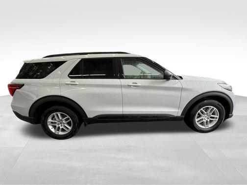 Space White Metallic 2026 Ford Explorer Active