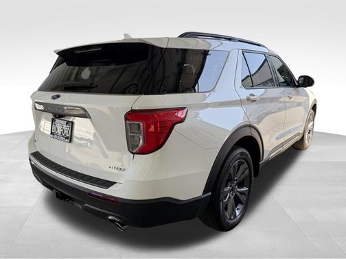 Star White Metallic Tri-Coat 2024 Ford Explorer XLT