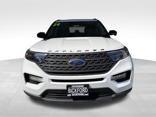 Star White Metallic Tri-Coat 2024 Ford Explorer XLT
