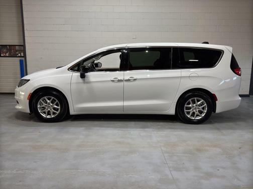 2024 Chrysler Voyager LX