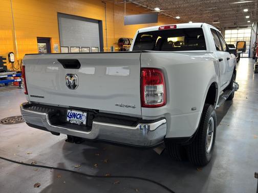 2024 RAM 3500 Big Horn Crew Cab 4x4 8' Box