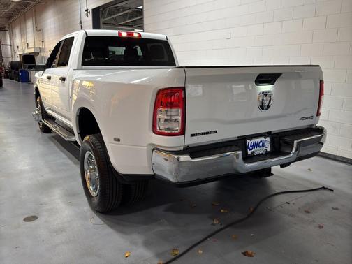 2024 RAM 3500 Big Horn Crew Cab 4x4 8' Box