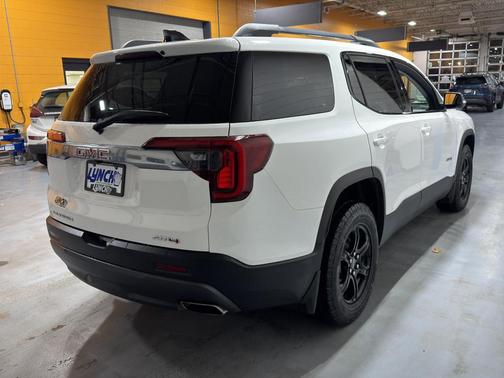 2022 GMC Acadia AT4