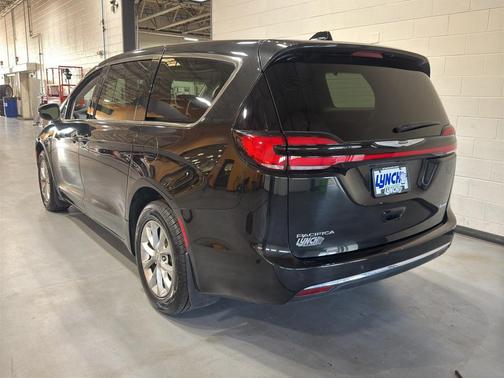 Brilliant Black Crystal Pearlcoat 2023 Chrysler Pacifica Touring L
