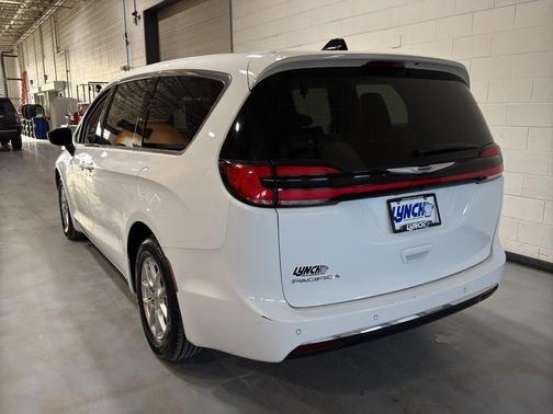 Bright White Clearcoat 2024 Chrysler Pacifica Touring L