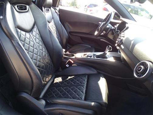 Photo 4 of 32 of 2017 Audi TT 2.0T