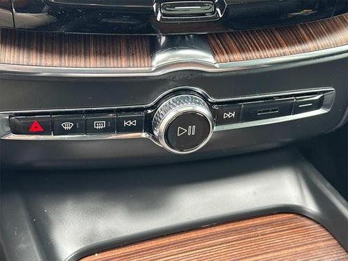 2022 Volvo XC60 Recharge Plug-In Hybrid T8 Inscription Expression
