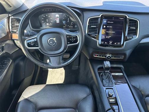 2016 Volvo XC90 T6 Momentum