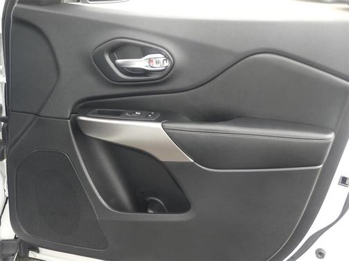 Photo 3 of 32 of 2019 Jeep Cherokee Limited