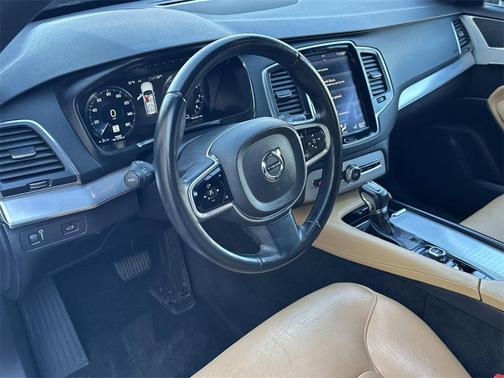 2017 Volvo XC90 T6 Momentum