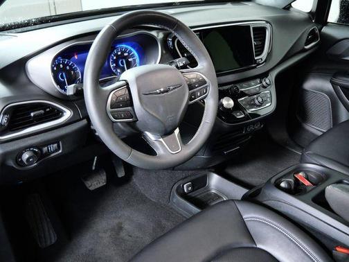 Diamond Black 2025 Chrysler Pacifica L