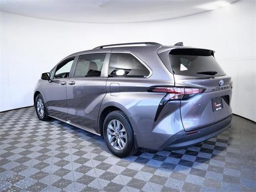 2021 Toyota Sienna XLE 8 Passenger