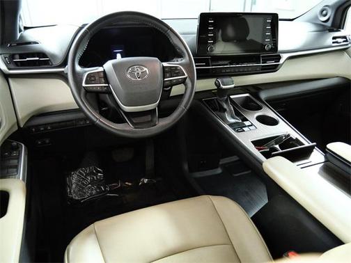 2021 Toyota Sienna XLE 8 Passenger