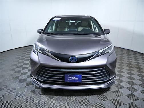 2021 Toyota Sienna XLE 8 Passenger