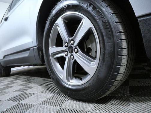 Iconic Silver Metallic 2024 Ford Edge SEL