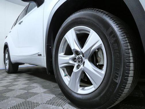 Pear 2022 Toyota Highlander Hybrid LE