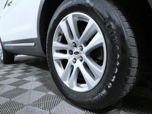 White Platinum Clearcoat Metallic 2018 Ford Explorer XLT