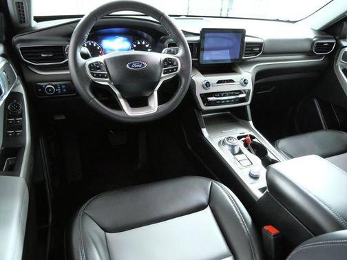 Star White Metallic Tri-Coat 2024 Ford Explorer XLT