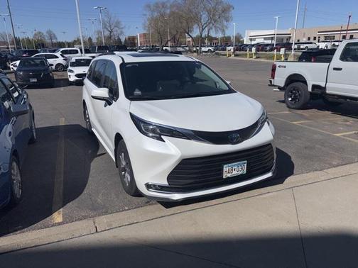 2022 Toyota Sienna XLE 7 Passenger