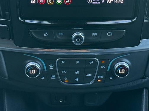Mosaic Black Metallic 2023 Chevrolet Traverse LT CLOTH