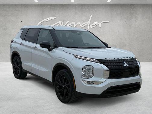 White 2023 Mitsubishi Outlander SE BLACK EDITION