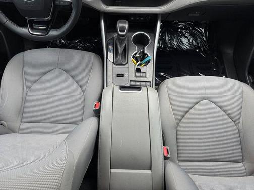 Blizzard Pearl 2021 Toyota Highlander LE