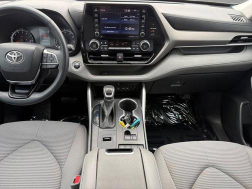 Blizzard Pearl 2021 Toyota Highlander LE