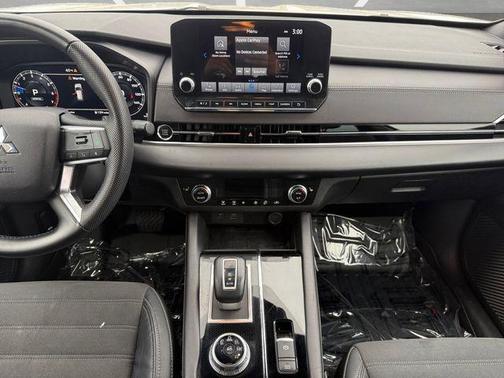 White Diamond 2023 Mitsubishi Outlander SE Black Edition 2WD