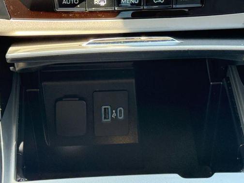 Star White Metallic Tri-Coat 2023 Ford Explorer XLT