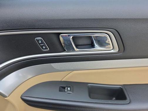 White Gold Metallic 2017 Ford Explorer XLT