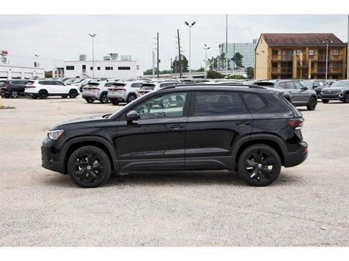 Deep Black Pearl 2026 Volkswagen Taos 1.5T SE Black