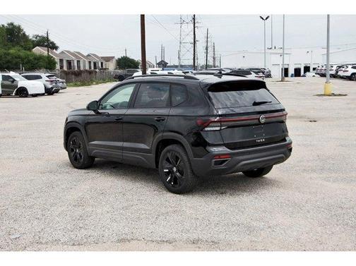 Deep Black Pearl 2026 Volkswagen Taos 1.5T SE Black